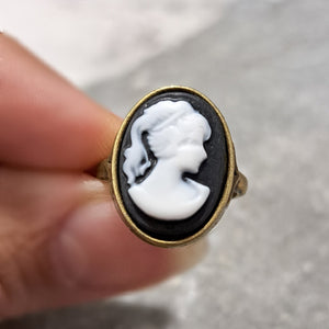 Δαχτυλίδι καμέο, μαύρο φόντο - λευκή γυναικεία φιγούρα, χρυσό αντικέ νο6