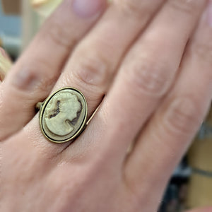 Δαχτυλίδι καμέο, λαδί φόντο - μπεζ γυναικεία φιγούρα, ασημί νο11