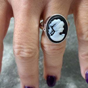 Δαχτυλίδι καμέο, μαύρο φόντο - λευκή γυναικεία φιγούρα, ασημί νο5