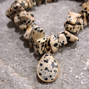 Βραχιόλι με φυσικές ημιπολύτιμες πέτρες τσιπς ίασπη Δαλματίας και κρεμαστό δάκρυ