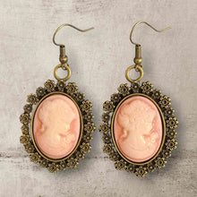 Φόρτωσε την φωτογραφία στο Gallery viewer, Σκουλαρίκια καμέο ροζ φιγούρα σε ροζ σκούρο φόντο, σε χρυσό αντικέ