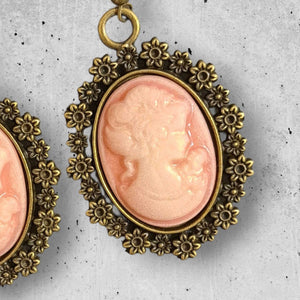 Σκουλαρίκια καμέο ροζ φιγούρα σε ροζ σκούρο φόντο, σε χρυσό αντικέ
