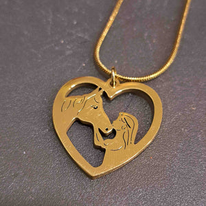 Ατσάλινο κολιέ καρδιά με άλογο και κοπέλα, σε κίτρινο χρυσό