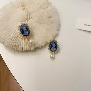 Σκουλαρίκια καμέο μπλε φόντο με κοπέλα, πέρλες γύρω γύρω και κρεμαστή πέρλα