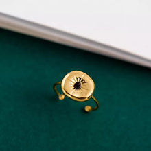 Φόρτωσε την φωτογραφία στο Gallery viewer, Ατσάλινο δαχτυλίδι ρυθμιζόμενο με ακανόνιστο σχήμα και πετρούλα στο κέντρο, σε κίτρινο χρυσό