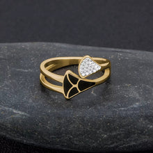 Φόρτωσε την φωτογραφία στο Gallery viewer, Ατσάλινο δαχτυλίδι με σχέδιο μαύρο τρίγωνο και στρας σε κίτρινο χρυσό