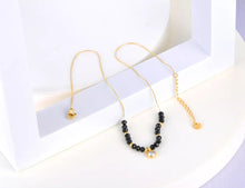 Φόρτωσε την φωτογραφία στο Gallery viewer, Ατσάλινο κολιέ με κρύσταλλα μαύρα περασμένα σε αλυσίδα και κρεμαστό στοιχείο με άσπρη πέτρα, σε κίτρινο χρυσό