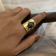 Φόρτωσε την φωτογραφία στο Gallery viewer, Δαχτυλίδι ατσάλινο με γκρι πέτρα, σε κίτρινο χρυσό
