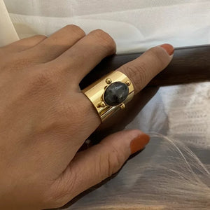 Δαχτυλίδι ατσάλινο με γκρι πέτρα, σε κίτρινο χρυσό