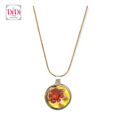 Ατσάλινο κολιέ murano, στρογγυλό, γυάλινο μενταγιόν κίτρινων αποχρώσεων, σε κίτρινο χρυσό