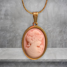 Φόρτωσε την φωτογραφία στο Gallery viewer, Κολιέ ατσάλινο εξολοκλήρου, με καμέο 1,8cm x 2,5cm ροζ κοπέλα με ροζ φόντο, σε κίτρινο χρυσό stst02