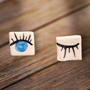 Σκουλαρίκια χειροποίητα κεραμικά τετράγωνα, με γαλάζιο μάτι