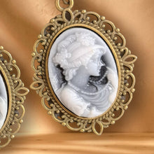 Φόρτωσε την φωτογραφία στο Gallery viewer, Σκουλαρίκια καμέο λευκή φιγούρα σε μαύρο φόντο, σε χρυσό αντικέ, 1105241