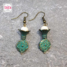 Φόρτωσε την φωτογραφία στο Gallery viewer, Σκουλαρίκια boho, πατίνα και μπεζ χαουλίτης σε χρυσό αντικέ