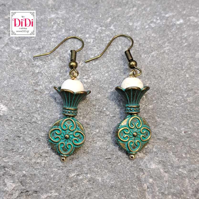 Σκουλαρίκια boho, πατίνα και μπεζ χαουλίτης σε χρυσό αντικέ