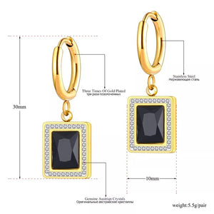 Ατσάλινα σκουλαρίκια κρίκοι με κρεμαστή, τετράγωνη μαύρη πέτρα, σε κίτρινο χρυσό